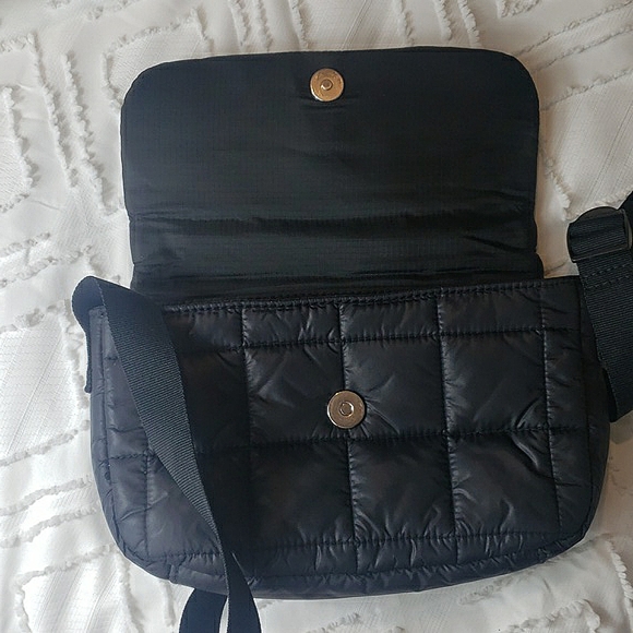 UGG Black Dalton Puff Crossbody Bag Quilted Adjustable Strap Pockets Lightweight - Picture 5 of 16